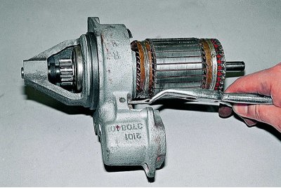 Отстраняваме регулиращата шайба от оста на котвата. При сглобяване трябва да се монтира на място.