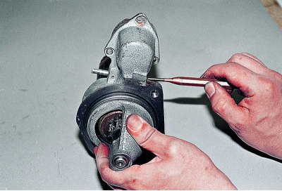 Отстраняваме шплинта от оста на лоста.