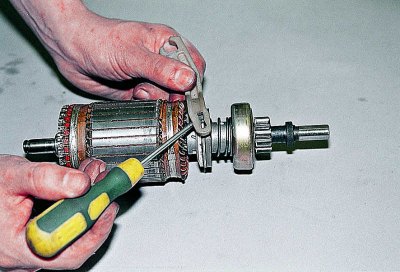 ...и изваждаме котвата със задвижването.