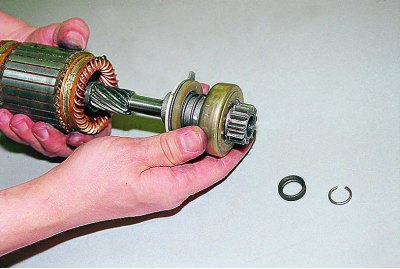 С помощта на отвертка отстранете задържащия пръстен.