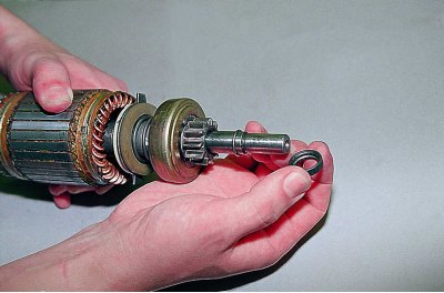 Отстраняваме ограничителя и изпреварващия съединител заедно със задвижващата предавка от оста.