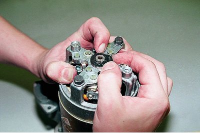 Внимание! Ако само един болт е изолиран, когато сглобяваме стартера, поставяме изолационната тръба…