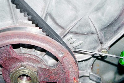 На предния капак на цилиндровия блок има три маркировки под формата на уши.