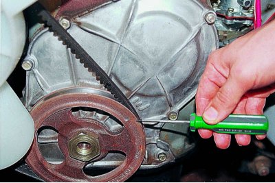 Първата маркировка по посока на въртене на шайбата на коляновия вал съответства на 10° изпреварване…