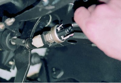 Под таблото от страната на шофьора...