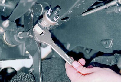 ...изваждаме два щепсела от клемите на превключвателя.