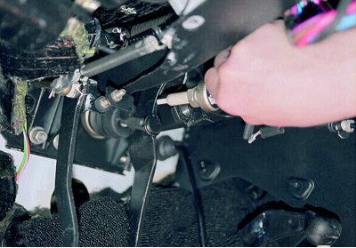 Разхлабваме контрагайката и развиваме превключвателя от отвора с резба в скобата.