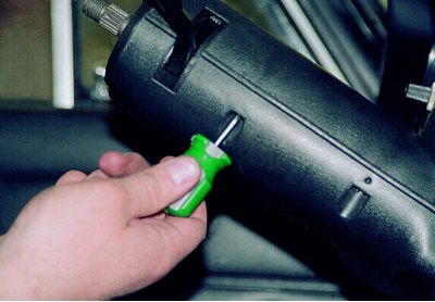 Снимаем рулевое колесо (см. Снятие и установка рулевого колеса).