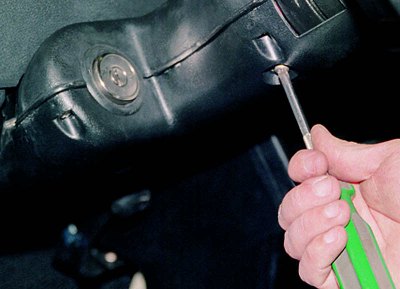 Крестообразной отверткой отворачиваем четыре винта, стягивающие с двух сторон половинки кожуха…