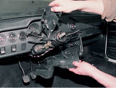 …и один саморез, фиксирующий нижнюю половину на колонке.