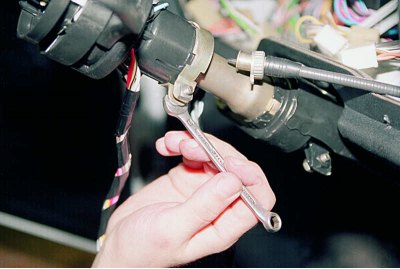 Вынимаем их снизу приборной панели.