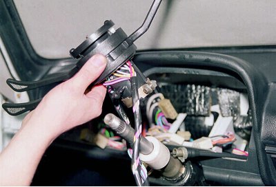 Ключом «на 8» ослабляем болт хомута крепления подрулевых переключателей...