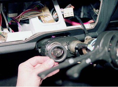 Устанавливаем новые подрулевые переключатели в последовательности, обратной снятию.