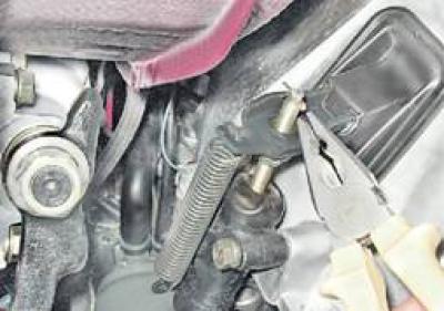 3. С помощта на клещи извадете шплинта от отвора на тласкача на работния цилиндър.