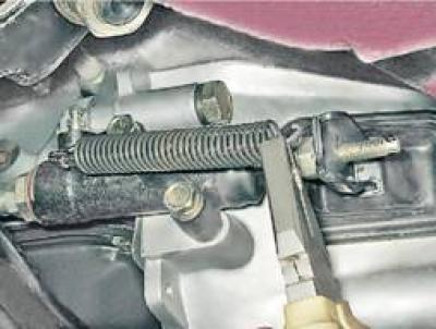 4. С помощта на клещи отстранете освобождаващата пружина на вилицата.