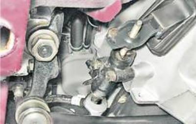 5. С помощта на 17 mm отворен гаечен ключ разхлабете фитинга на маркуча.