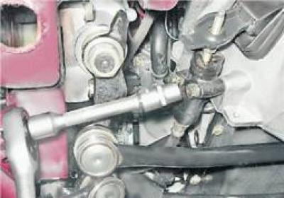 6. С помощта на гаечен ключ 13 мм развийте двата болта, закрепващи подчинения цилиндър към корпуса…