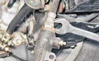 8. Като държите края на спирачния маркуч с 17 мм отворен ключ, развийте цилиндъра на ръка.