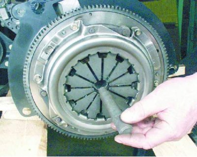 5. Аккуратно снимите коробку передач. Следите за тем, чтобы шлицевой конец первичного вала не…