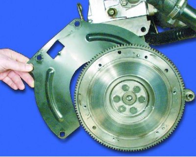 8. Аккуратно снимите кожух сцепления вместе с ведомым диском.