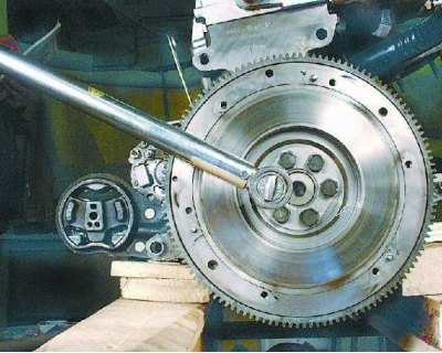 9. Снимите верхнюю крышку картера сцепления с установочных штифтов, поверните ее и выньте из-за…