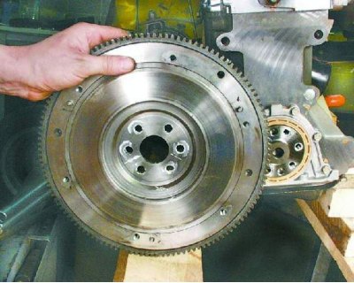 10. Отверните шесть болтов крепления маховика, зафиксировав его от проворачивания. Снимите…