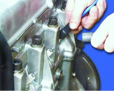 12. Установите поршень первого цилиндра в ВМТ такта сжатия. Для этого проверните коленчатый вал…