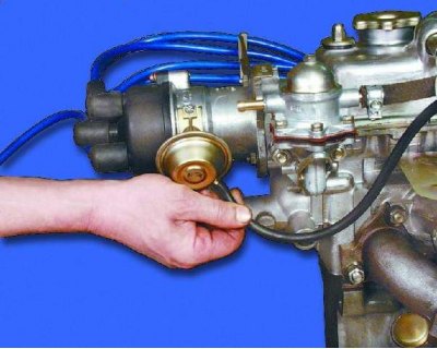 13. Снимите наконечники проводов со свечей зажигания.