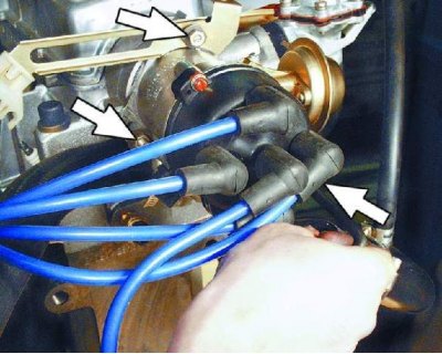 14. Отсоедините шланг от вакуум-корректора.