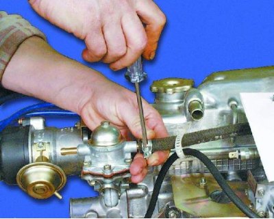 16. Снимите распределитель зажигания.