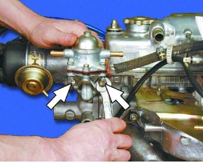 17. Ослабьте затяжку хомута и отсоедините шланг от топливного насоса.