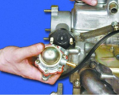 18. Отверните две гайки крепления топливного насоса.