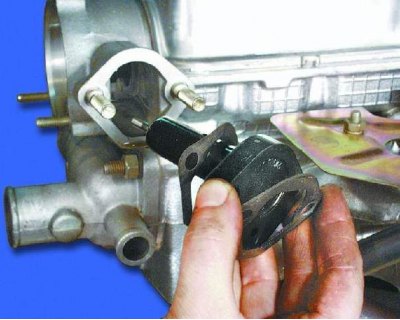 19. Аккуратно снимите топливный насос, чтобы не повредить прокладку.