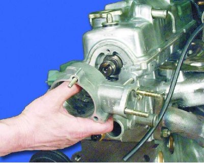 21. Отверните болт с внутренним шестигранником крепления корпуса привода распределителя зажигания…