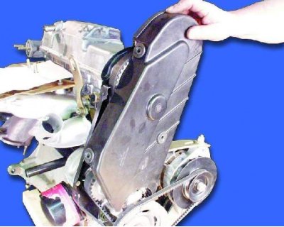 23. Отверните три болта крепления передней крышки.