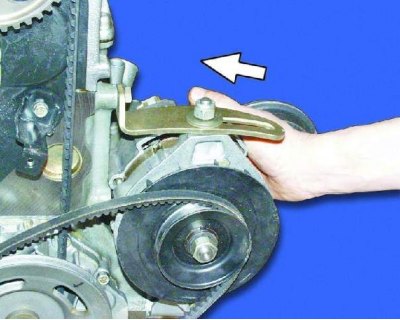 25. Ослабьте затяжку гаек крепления генератора.