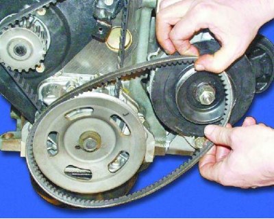 26. Поверните генератор к блоку.