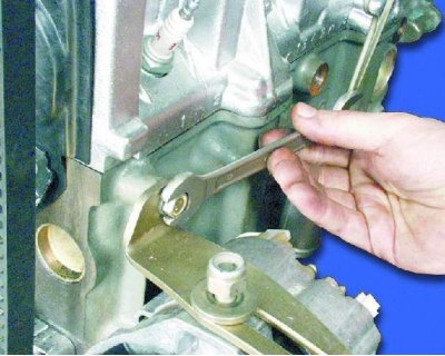 27. Снимите ремень привода генератора.