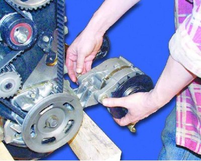 28. Отверните болт крепления натяжной планки к блоку цилиндров.