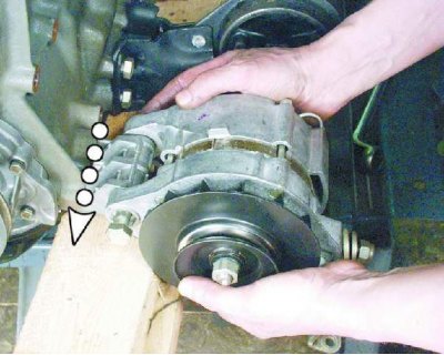 29. Полностью отверните гайку крепления генератора.