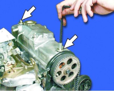 30. Выньте болт, придерживая генератор, и снимите его с двигателя.