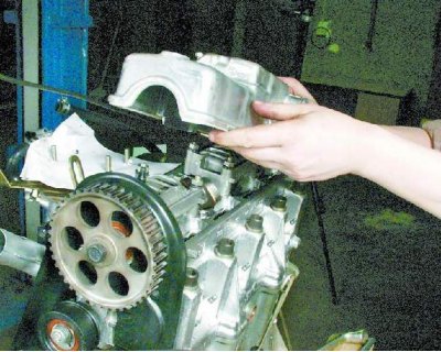 31. Отверните две колпачковые гайки крепления крышки клапанов.