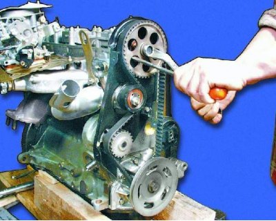 32. Аккуратно снимите крышку клапанов вместе с уплотнительной прокладкой.