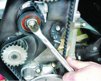 1 – натяжной ролик; 2 – шкив распределительного вала; 3 – ремень привода распределительного вала; 4…