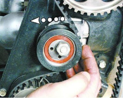 34. Ослабьте гайку натяжного ролика.