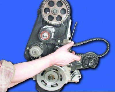 35. Поверните натяжной ролик, ослабив натяжение ремня.