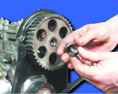 36. Снимите ремень с шкива распределительного вала, натяжного ролика и шкива водяного насоса.