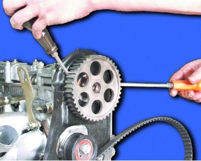 37. Отверните болт крепления шкива распределительного вала и выньте его вместе с шайбой.