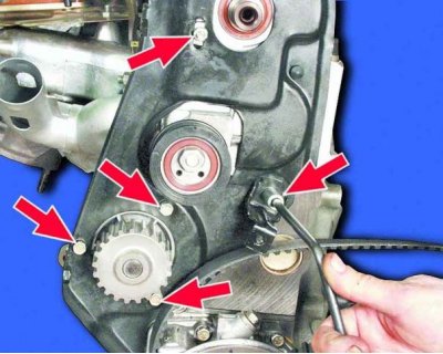 38. Аккуратно, чтобы не повредить сальник, спрессуйте с помощью съемника шкив распределительного…