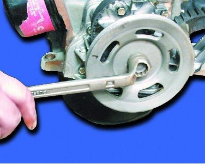 40. Отверните четыре болта и гайку шпильки крепления задней крышки.